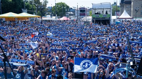 Darmstadt 98 Feiert Bundesliga Aufstiegsparty Auf Karolinenplatz