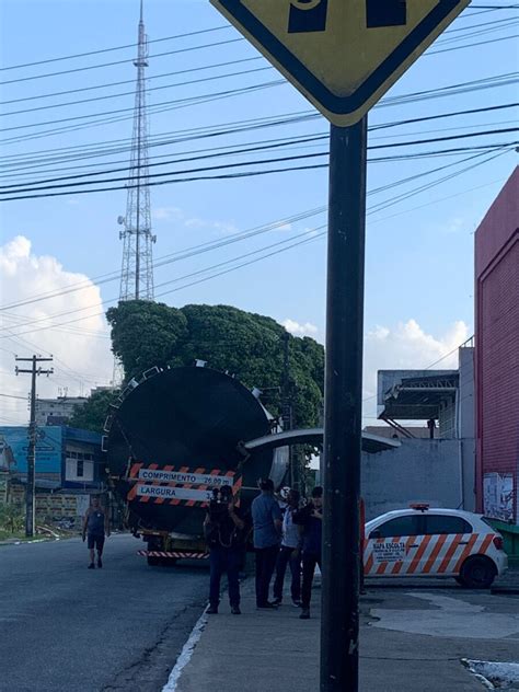 Carreta fica presa no centro de João Pessoa após tentar passar por fios