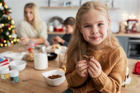 Familia Feliz Cozinha Comendo Biscoito Imagens Download Grátis no Freepik