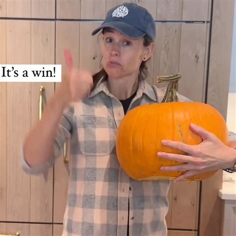 Watch Jennifer Garner Test A Viral Tiktok Hack On Her Pumpkin For Halloween