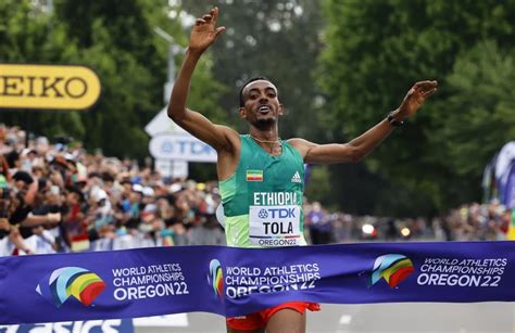 Tamirat Tola wins World Championships marathon gold | Watch Athletics