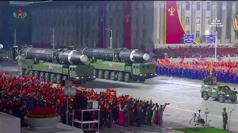 Coreia do Norte exibe míssil balístico gigante em desfile militar Vigia