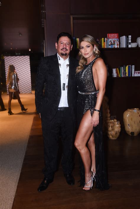 Em festa de gala Lívia Andrade posa ao lado do namorado em clique