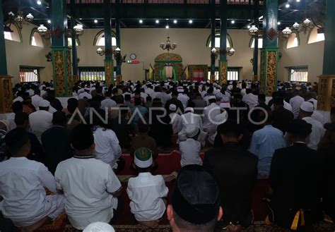 Shalat Idul Adha Di Masjid Kesultanan Ternate ANTARA Foto