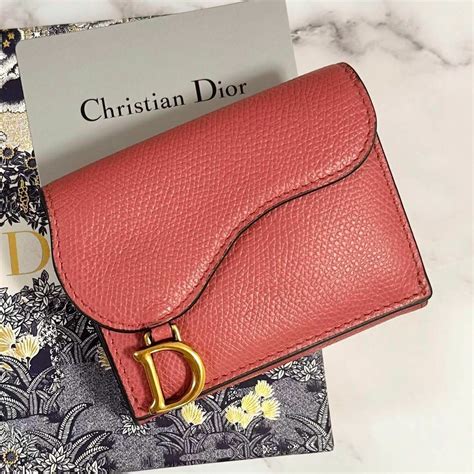 Christian Dior 付属品完備 現行モデル Dior サドル 三つ折り財布 チャーム付 ピンクの通販 By Ks Shop