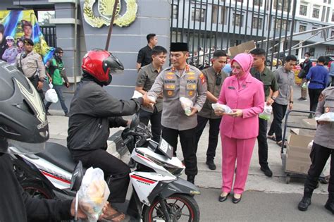 Polres Metro Jakarta Barat Dan Bhayangkari Bagikan Paket Takjil