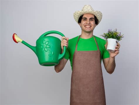 Jovem Jardineiro Sorridente De Uniforme Usando Um Chap U De Jardinagem