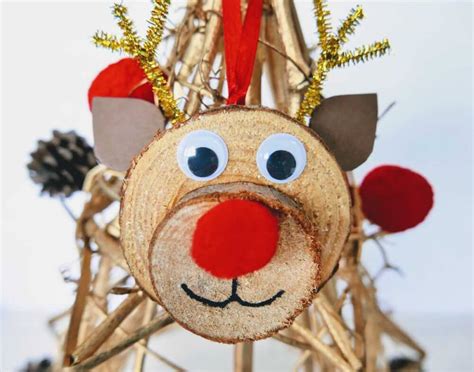 How To Make Beautiful DIY Reindeer Ornaments With Wood Slices