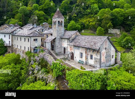 Vue A Rienne Du Petit Village De Carmine Superiore Sur Le Lac Majeur Au