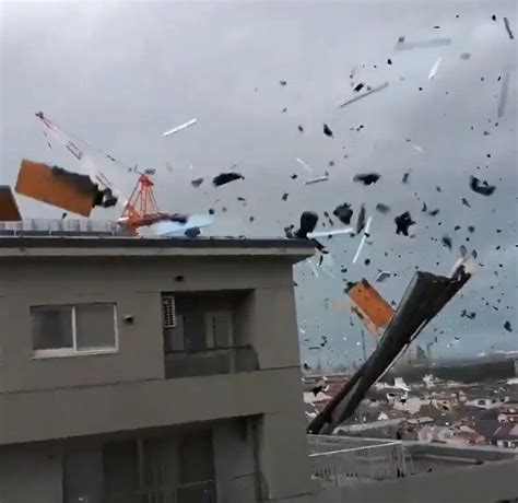 台風21号 猛烈な風でマンションの屋根一面が吹っ飛ぶ（2018年9月4日）｜biglobeニュース