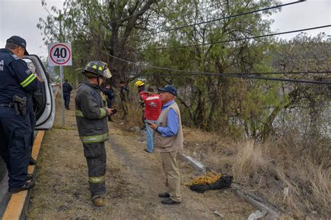 Vehículo cae a 10 metros de profundidad en la presa Madín Atizapán