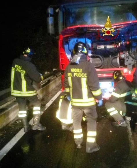 Falconara Incidente Fra Auto Camion E Furgone Un Ferito