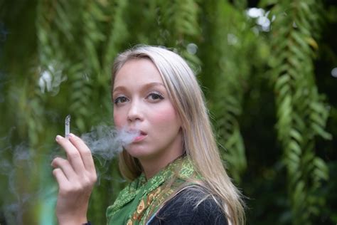 Retrato De Cigarros De Fumo De Uma Jovem Mulher Bonita Perigos Da