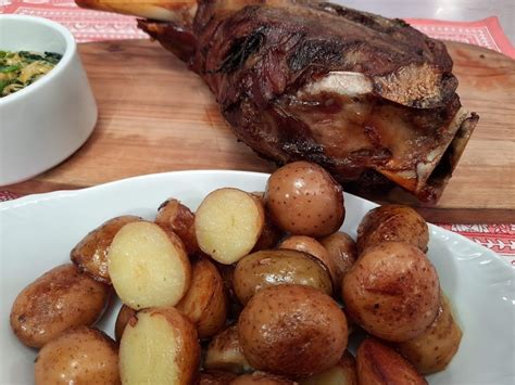 Pata De Cordero Al Horno Con Papas Y Crema De Espinacas Cucinare