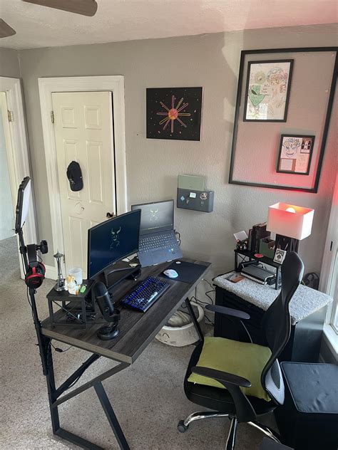 Went from a 3 monitor gaming setup to this : r/battlestations