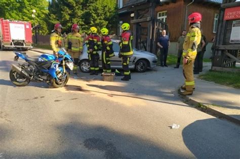 Zderzenie samochodu z motocyklem Kierujący zabrany do szpitala