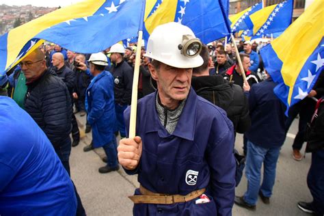 Zenički rudari protestvuju ispred zgrade Vlade FBiH BN