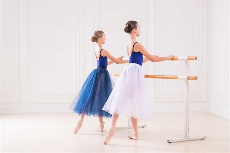 Un Groupe De Deux Ballerines étudiantes Est Engagée Dans Des Chaussures