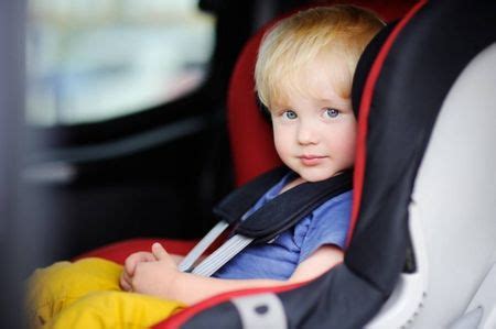 Cuándo usan los niños alzador en el coche con respaldo o sin él