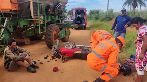 Motociclista sem CNH colide trator em Araxá e sofre ferimentos