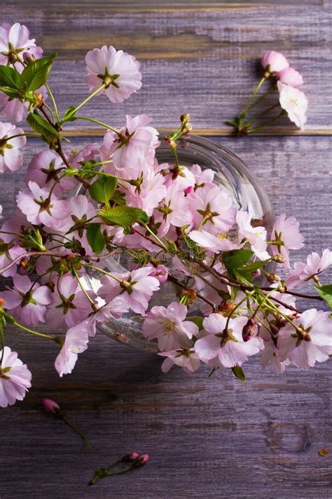 Mazzo Della Primavera In Vaso Di Vetro Su Fondo Di Legno Dannata Fiori