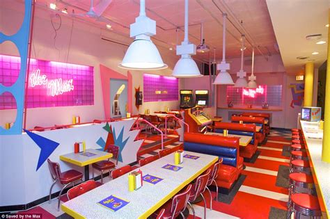 Inside Chicagos Saved By The Bell Replica Diner Daily Mail Online