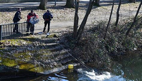 Nach Raubüberfall Polizei und Taucher am alten Kanal in Bamberg