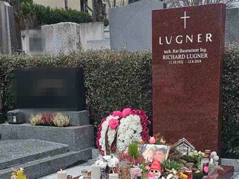 Grabstein Von Richard Lugner Am Grinzinger Friedhof Aufgestellt