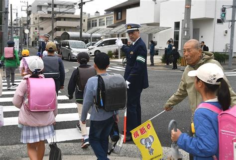 通学路で児童を見守る福岡南署員や地域住民 児童の登校見守る「5千人作戦」20年に 福岡市南区 写真・画像 1 1 ｜【西日本新聞me】