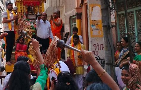 Lord Mahavir Rath Yatra Started With Bands In Hapur बैंड बाजे के साथ निकली महावीर भगवान की रथ