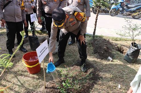 Program Penanaman 10 Juta Kapolres Pelabuhan Makassar Tanam Pohon Di