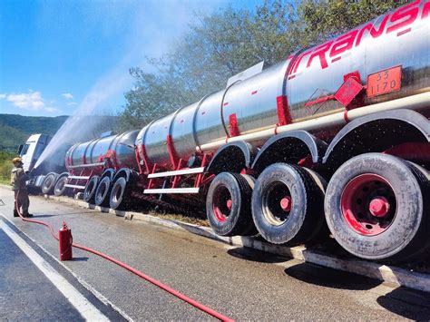 Bombeiros fazem ações de prevenção a incêndio e explosão após carreta