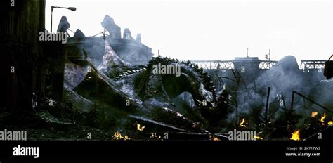 DRAGON SCENE, REIGN OF FIRE, 2002 Stock Photo - Alamy