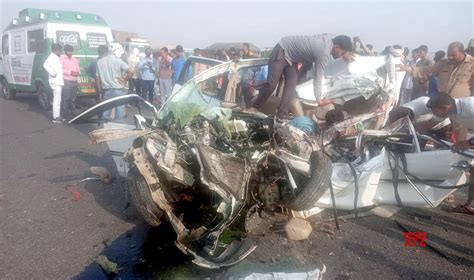 Agra 8 Killed In Bus Truck Collision On Lucknow Agra Expressway Gallery Social News Xyz