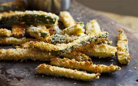 Bastoncini Croccanti Di Zucchine Da Accompagnare Con Delle Salse