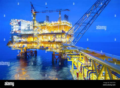 Large Offshore Drilling Oil Rig Plant In The Gulf Stock Photo Alamy