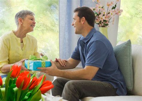 Что подарить маме на день рождения?