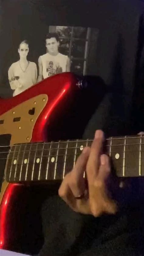 Pin Oleh Nana Di Pin Buatan Anda Gitar Bas Lagu Gitar Lagu