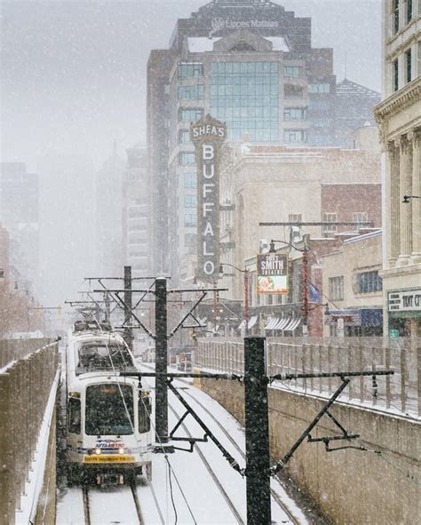 Heavy snowfall this afternoon downtown : r/Buffalo