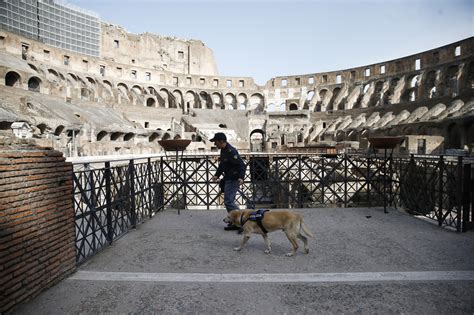 Pasqua Bonifiche Al Colosseo Per Via Crucis Papa Tiratori Scelti Sui