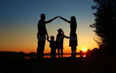 Schattenbild Einer Glücklichen Familie Mit Kindern Stockbild Bild von