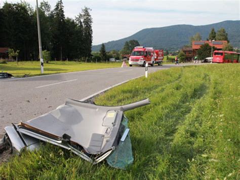 Pkw Kracht In Linienbus Fahrer Schwer Verletzt