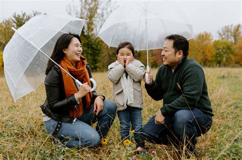 Mini séances d automne 2023 Photos de famille sous la pluie