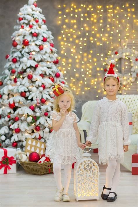 Vrolijke Kerstmis En De Gelukkige Meisjes Die Van Vakantie Leuke Weinig Kind De Witte Groene