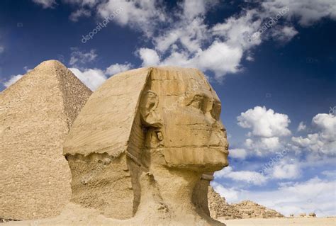 Egyptian Sphinx with pyramid — Stock Photo © Gbuglok #2897503