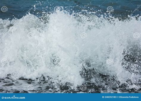 Ondas De Espuma Con Salpicaduras De Agua Y Gotas Imagen De Archivo