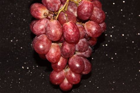 Aglomerados De Uvas Sobre Fundo Preto Brilhante Foto De Stock Imagem