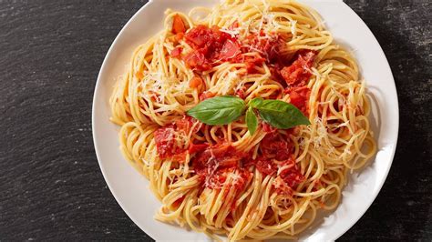 Pasta Al Pomodoro Crudo Fresco Piatto Veloce E Facile Croutons