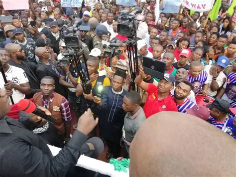 Cross River 2019 Ex APC Guber Aspirant Decamps To PDP As Ayade Kicks