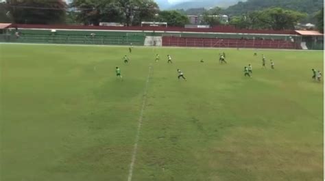 V Deo Do Meio De Campo Jogador Do Flu Faz Gola O Em Jogo Treino